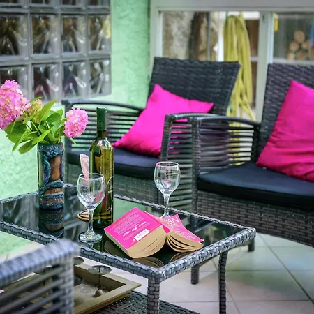 펜션 Lovely Mediterranean Near The 챠브타트