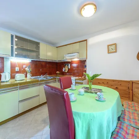 Lovely Mediterranean Near The 챠브타트