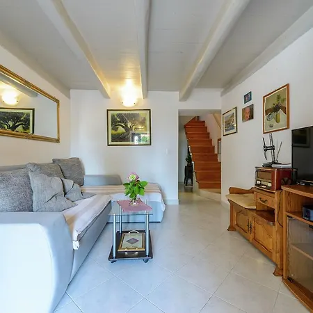 펜션 Lovely Mediterranean Near The 챠브타트