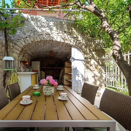 펜션 Lovely Mediterranean Near The 챠브타트